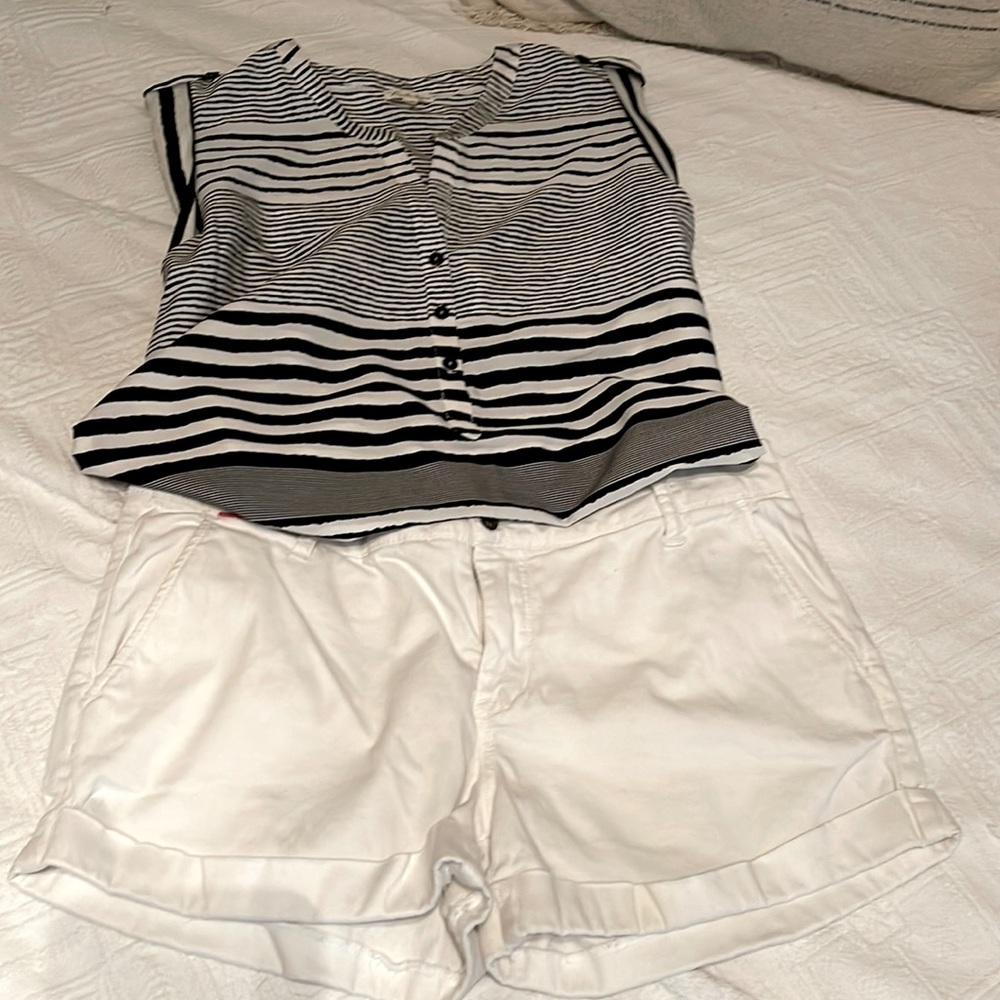 Gently worn - start your summer off with this super cute outfit